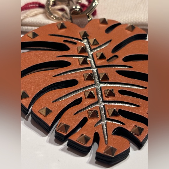 NWT $567  Valentino Rockstud Leaf Leather Bag Charm/Keychain - Picture 5 of 16